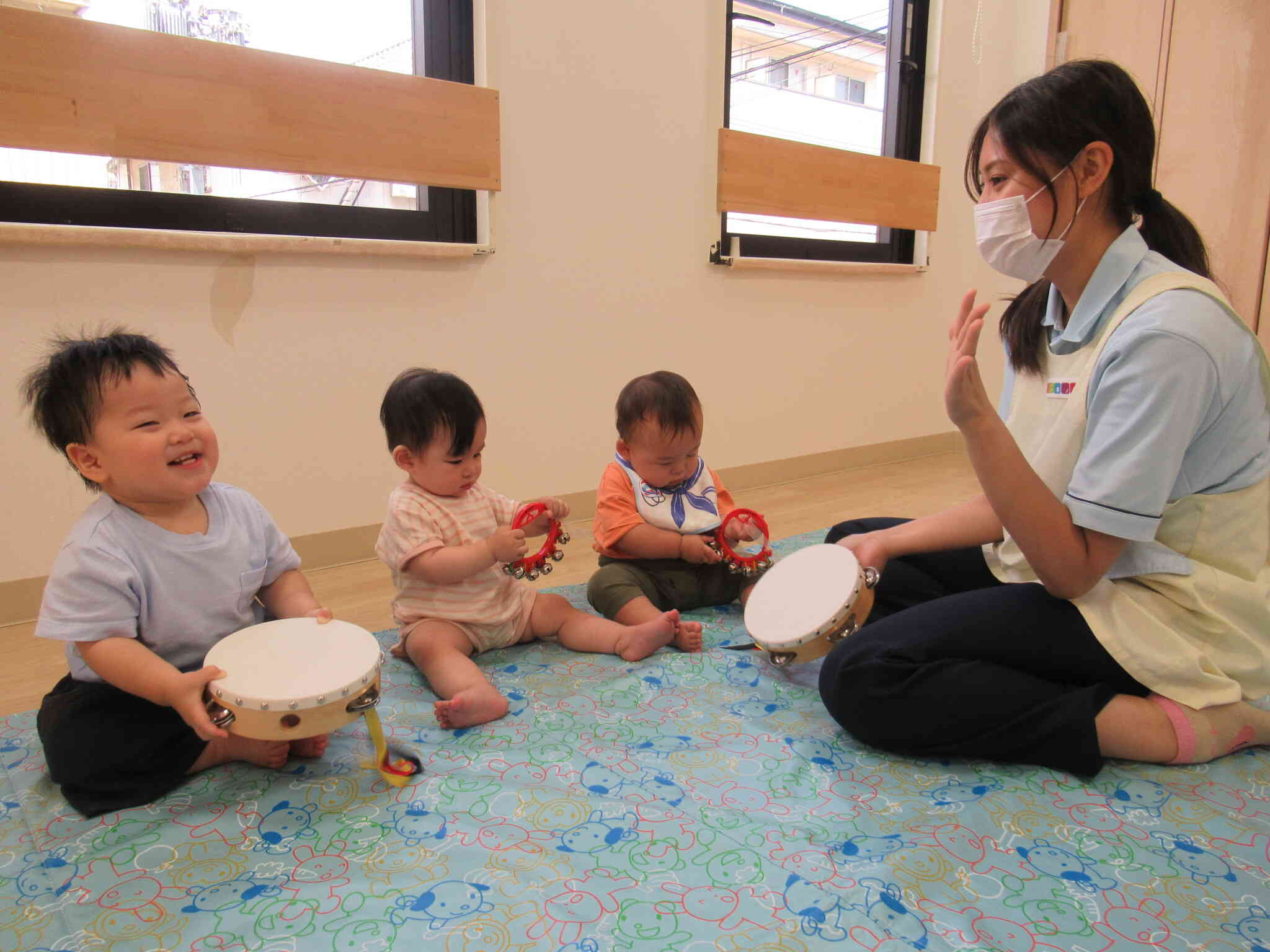 楽器で遊んだよ♪（ひよこ組）｜ニチイキッズ柏原保育園｜ニチイキッズ